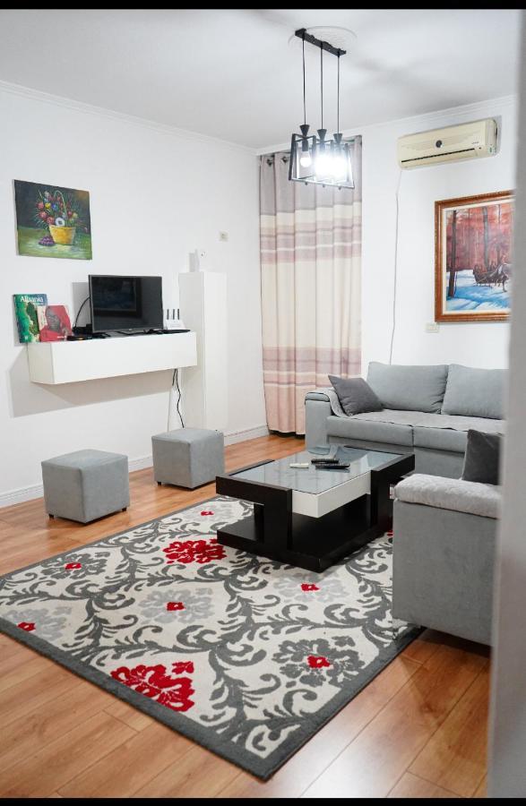 Apartament Center Tirana Esterno foto