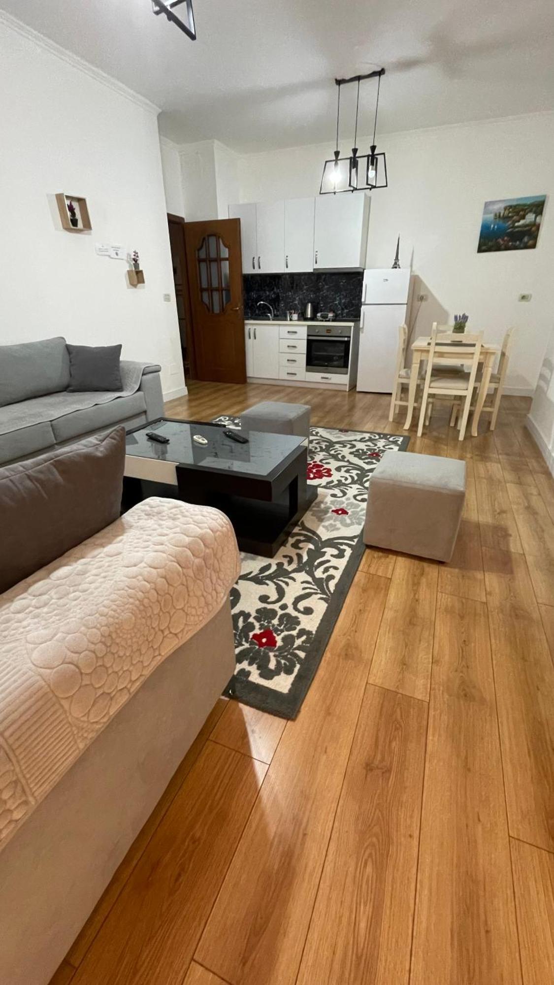 Apartament Center Tirana Esterno foto